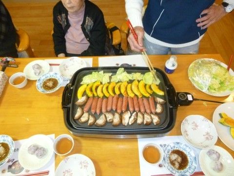 共有ダイニングでの食事風景