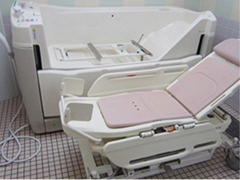 お体が不自由な入居者様にも浴槽に浸かり温まっていただけるよう、施設の浴室には機械浴槽が設置されている。