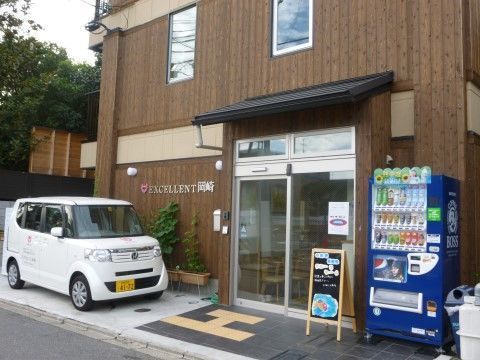 施設はダークブラウンの板張りで、おしゃれなカフェのようである。玄関周辺には段差がなく、車椅子をご利用の方もスムーズに出入りが可能である。