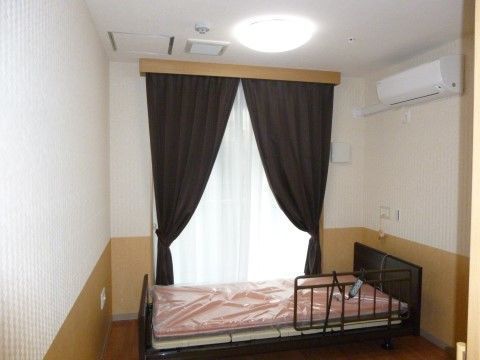 施設の居室は個室で、プライバシーが守られる。居室内には、エアコンや介護用ベッドなど備え付けられている。