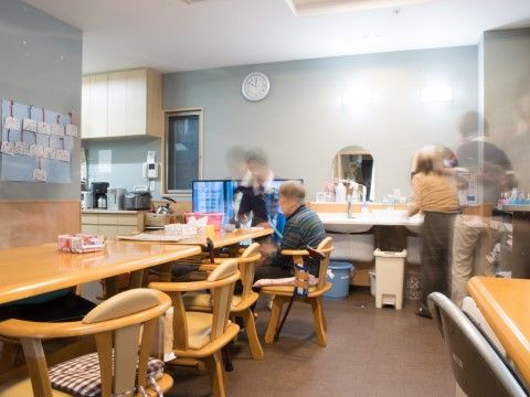 「えくせれんと衣笠」のキッチン。給湯器や電子レンジを完備している。