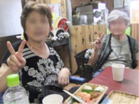 笑顔で食事する人々食堂