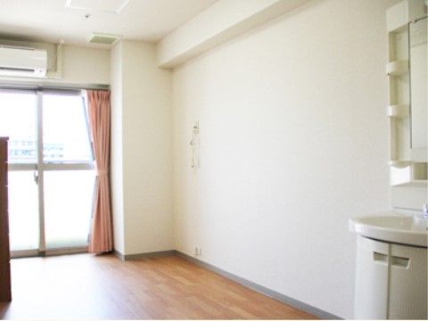 すまいるらいふ今里の居室。独立洗面台を設置した居室
