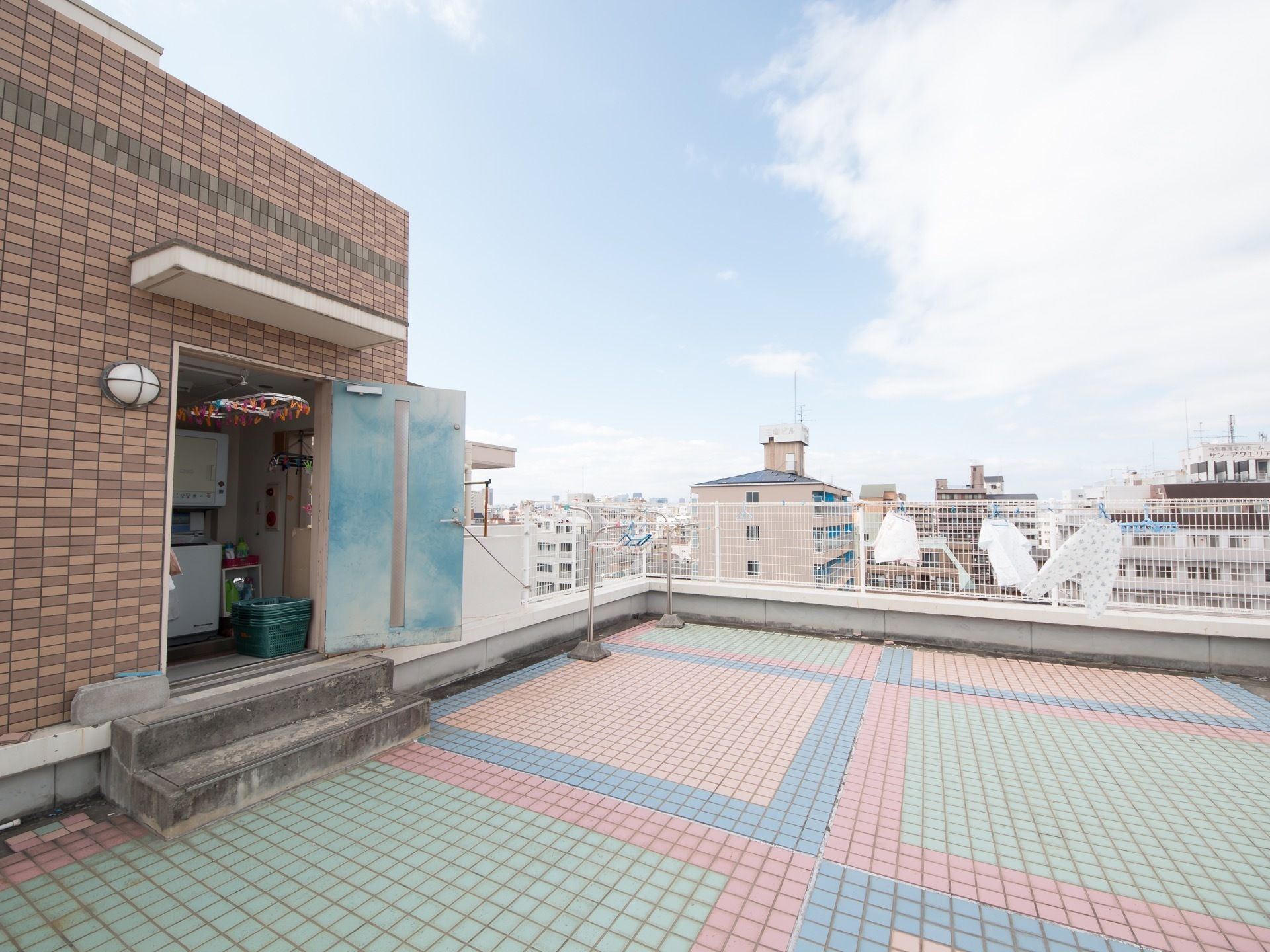 レンガ調の外壁で落ち着いた雰囲気の広々とした開放感のある屋上である。天気の良い日には洗濯物を干すことができる。
