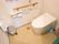 清潔感のある明るいトイレの便器にはロータンクがないシンプルなデザインになっており、掃除も速やかに行うことができる。