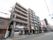 市街地に建つ施設の建物である。バスやタクシーなどの交通手段が充実しており、来訪者様などのアクセスが容易である。
