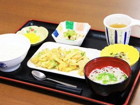 すまいるらいふ今里の食事。お膳にご飯・味噌汁・おかず３品が並ぶ