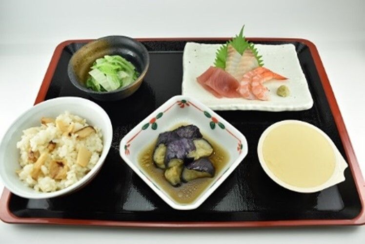 きのこご飯と、刺身の盛り合わせ、茄子の煮びたしや茶碗蒸しのセット