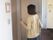 ドアを開けて部屋を確認するスタッフ