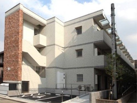 3階建ての建物の外観