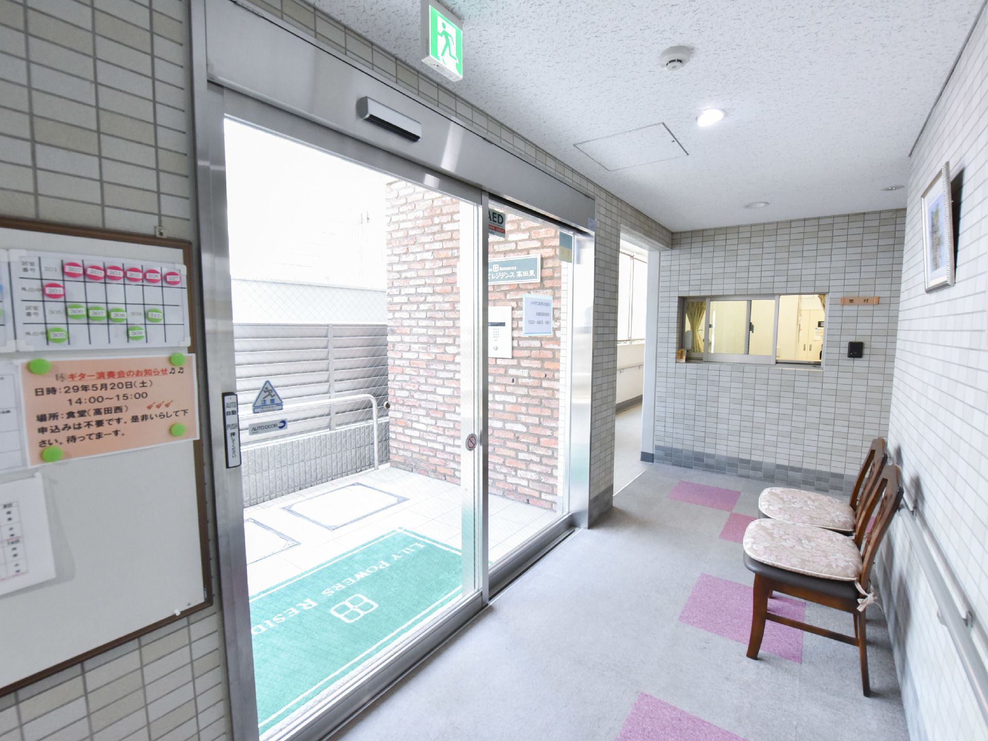 エントランスには手すりが完備。入ってすぐのところにイスも設置。ゆったりとした空間があり、車いすの移動にも安心で便利である。