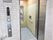 エレベーター内部には安全性を考慮して手摺りが付いている。側面に大きな鏡があるのは、特に女性居住者には嬉しい心遣いだ。