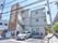 RC造り三階建て住居の周辺は掃除が行き届き清潔に保たれている。駐車場も2台、自転車置き場も完備されている。