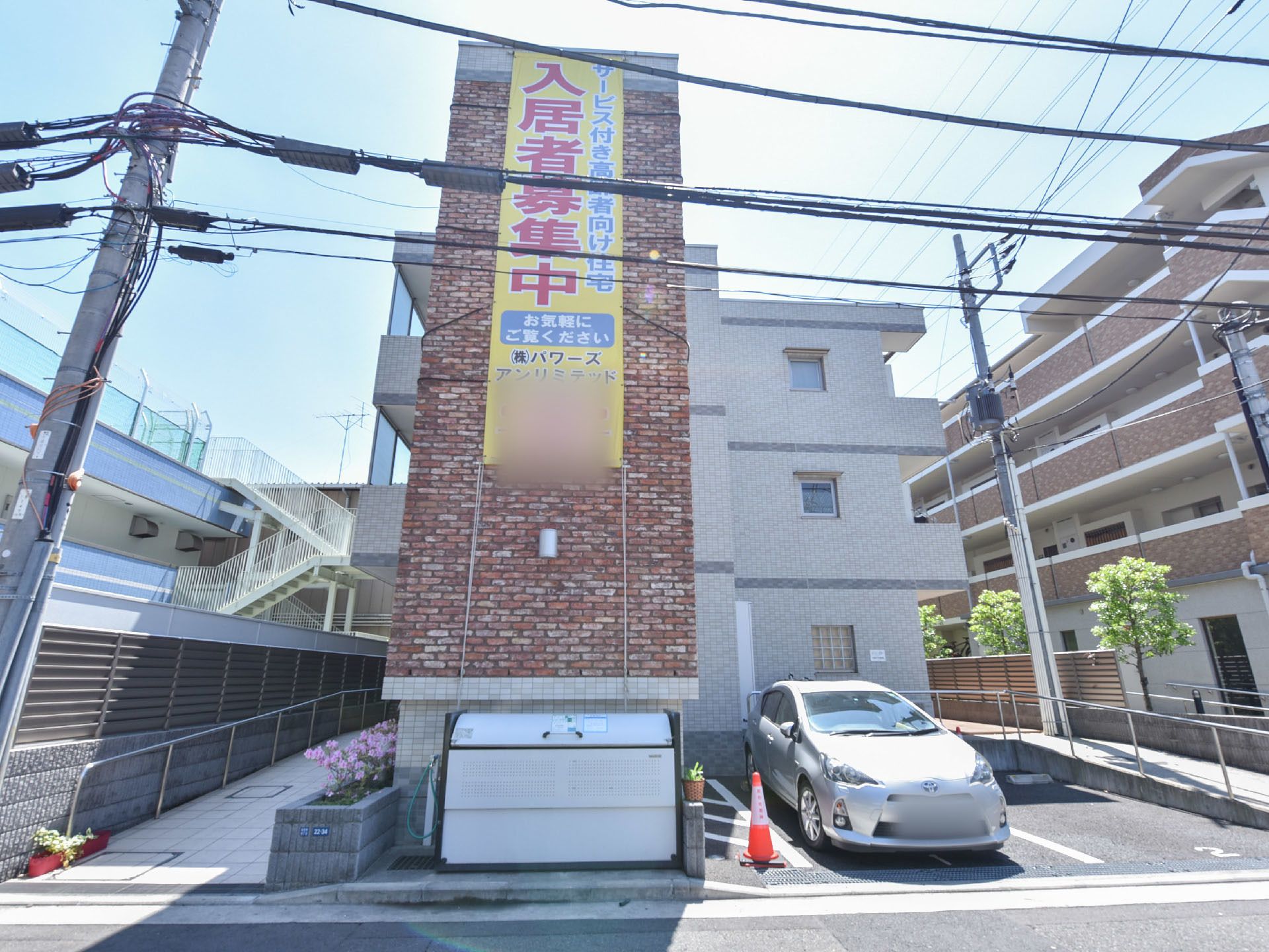 玄関までのアプローチは手摺りの付いた滑らかなスロープ。車椅子でもスムーズに移動できる負担のない設計になっている。