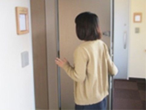ドアを開ける女性