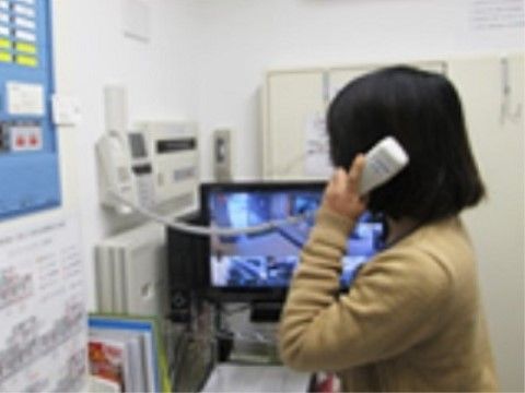 電話対応中のスタッフ