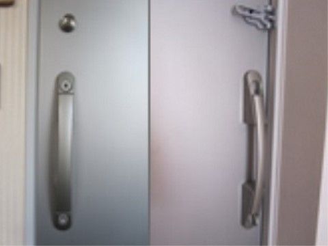 プッシュプルハンドルが付いたドア