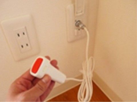 壁に設置された緊急押しボタン