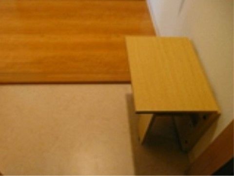 壁際に設置された木製の椅子