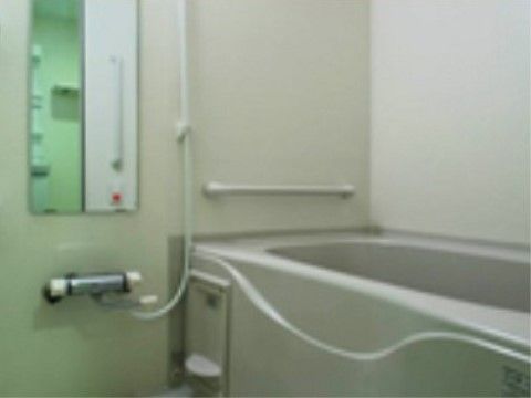 手すりが設置された浴室