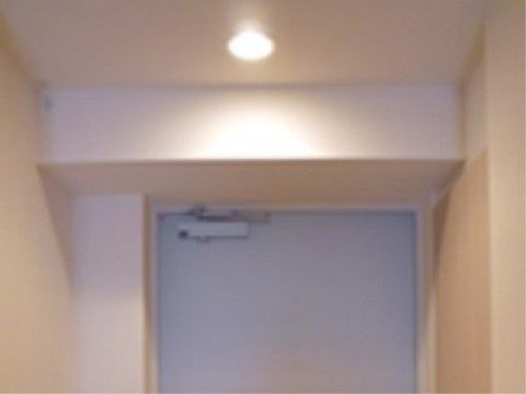 天井にライトが付いた出入口前