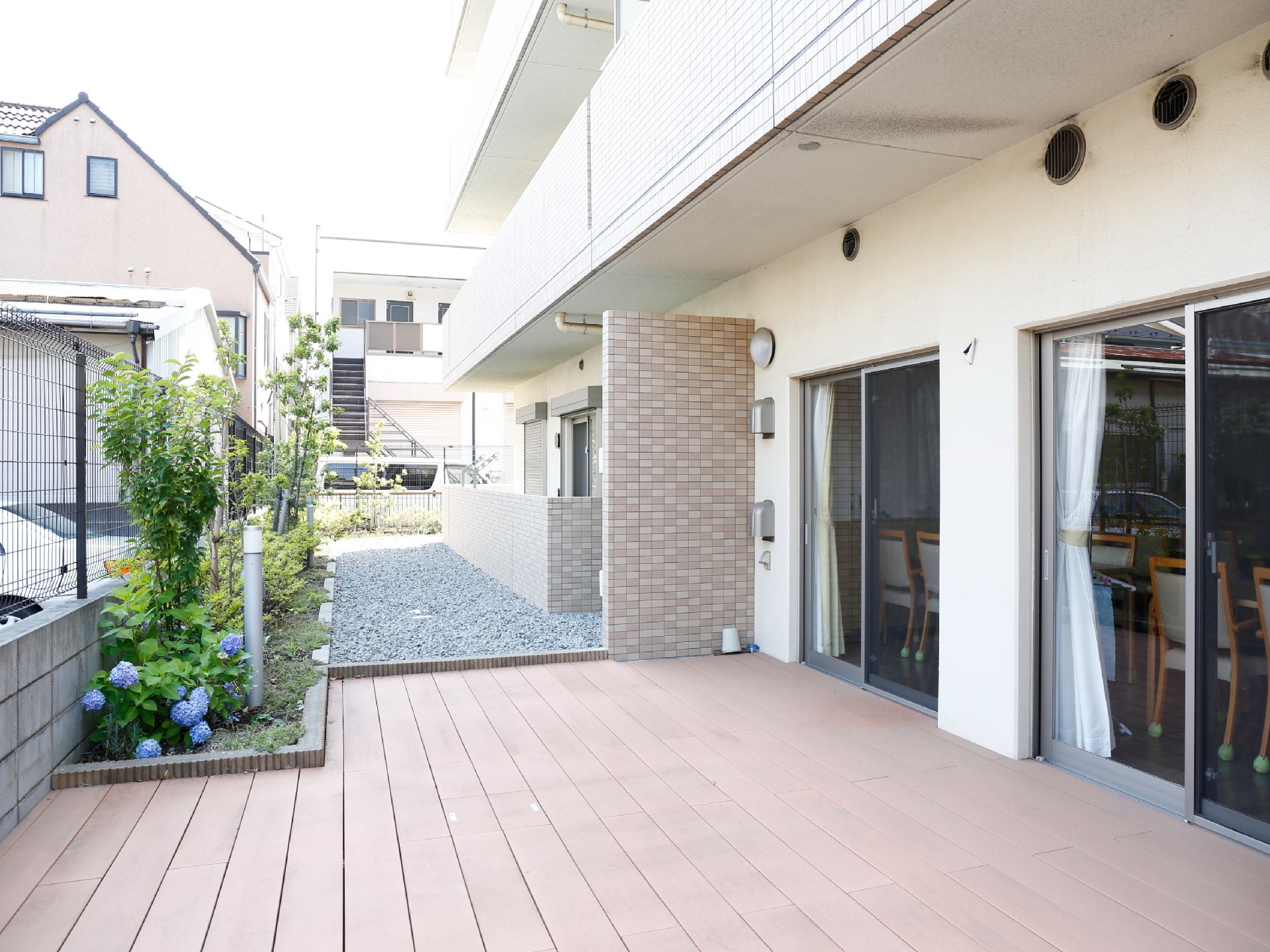 ご入居様同士やご家族で交流できる食堂の外はテラスのようになっており、四季折々を楽しむことが出来ます。