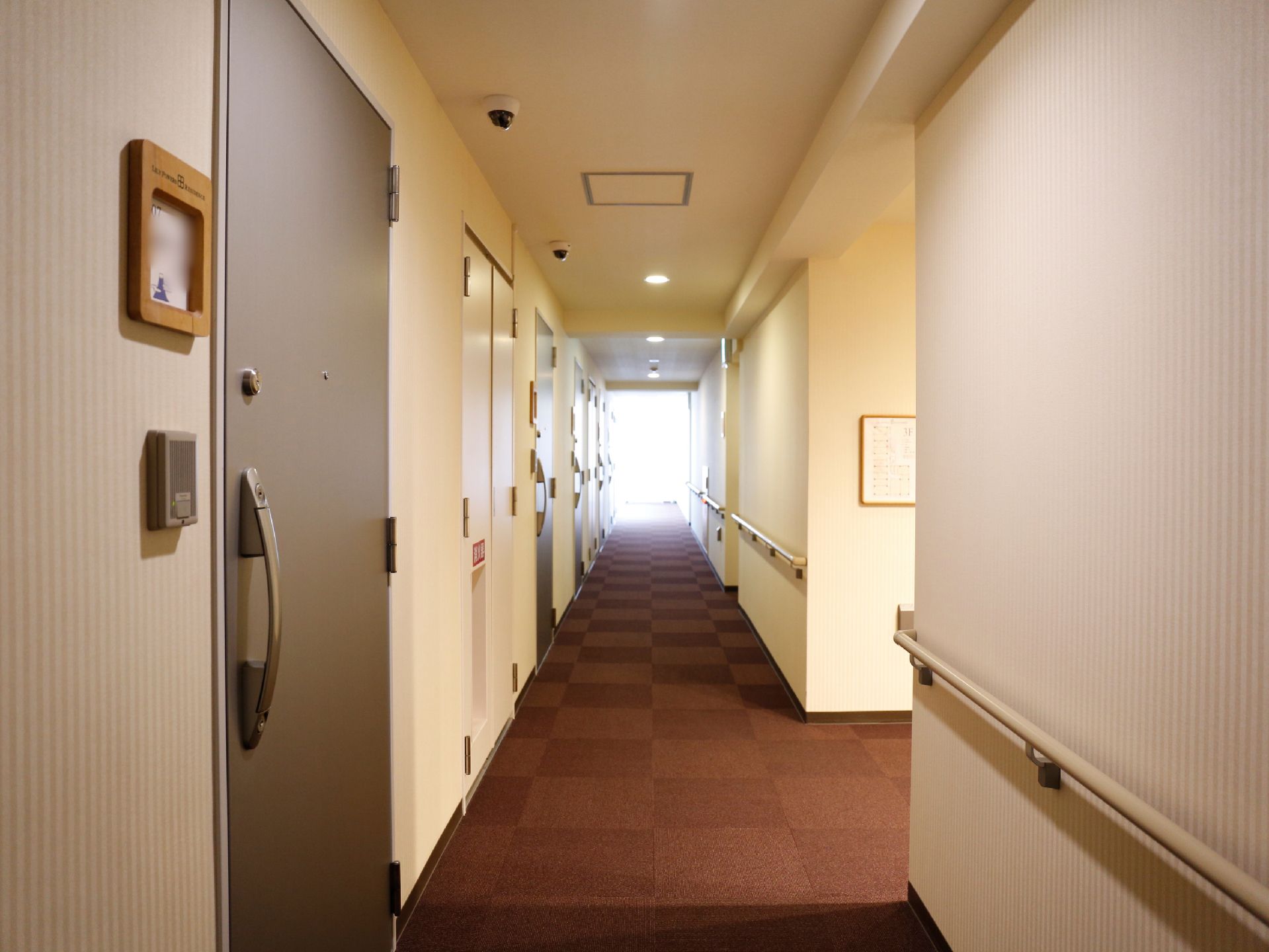 廊下には手すりも設置し安心してお使いいただけます。玄関はハンドルの大きな扉と二つの鍵で使いやすく、プライバシーも守ります。
