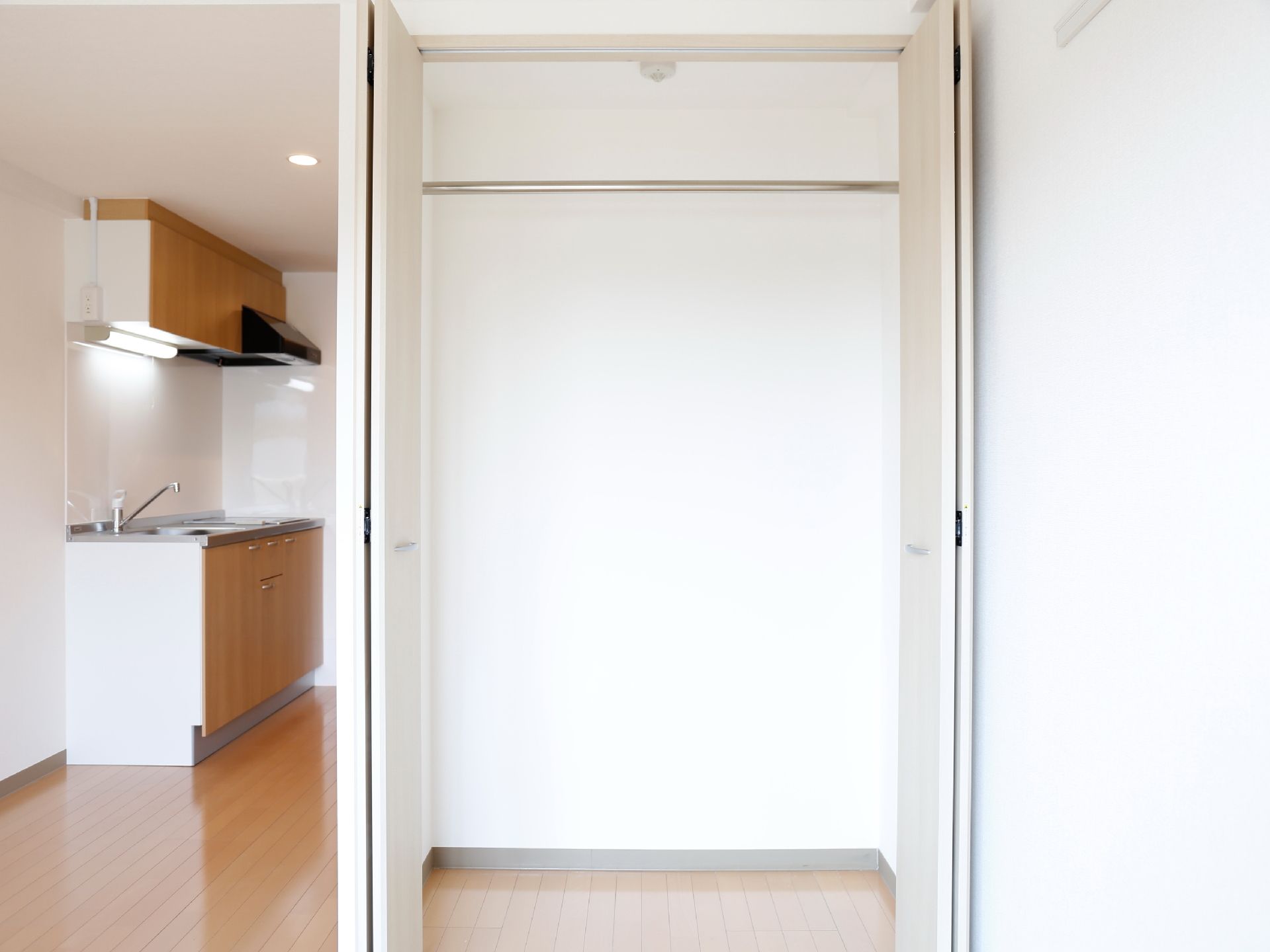 クローゼットやキッチンといった通常の生活に便利な収納や設備を備えた室内になっております。各部屋により設備が異なります。