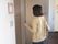 部屋のドアを開ける女性
