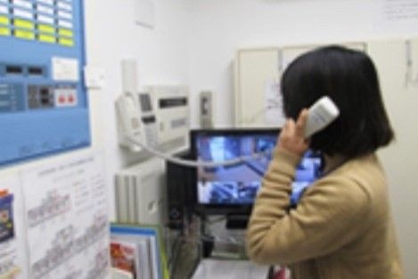 電話を受けるスタッフ