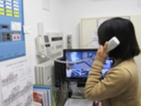 電話を受けるスタッフ