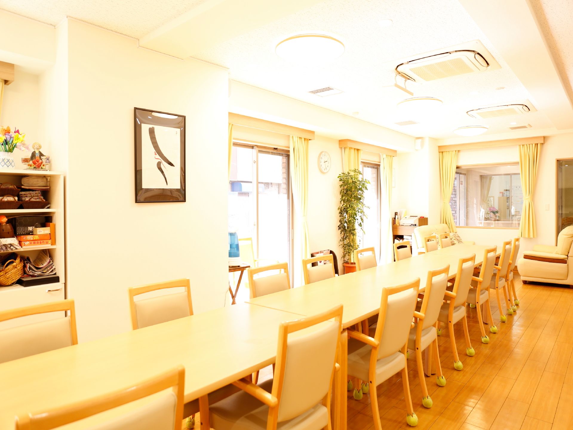 掃き出し窓のある食堂ホールは明るく広々としています。ご入居者の皆様がお食事やおしゃべりを楽しめる空間になっております。