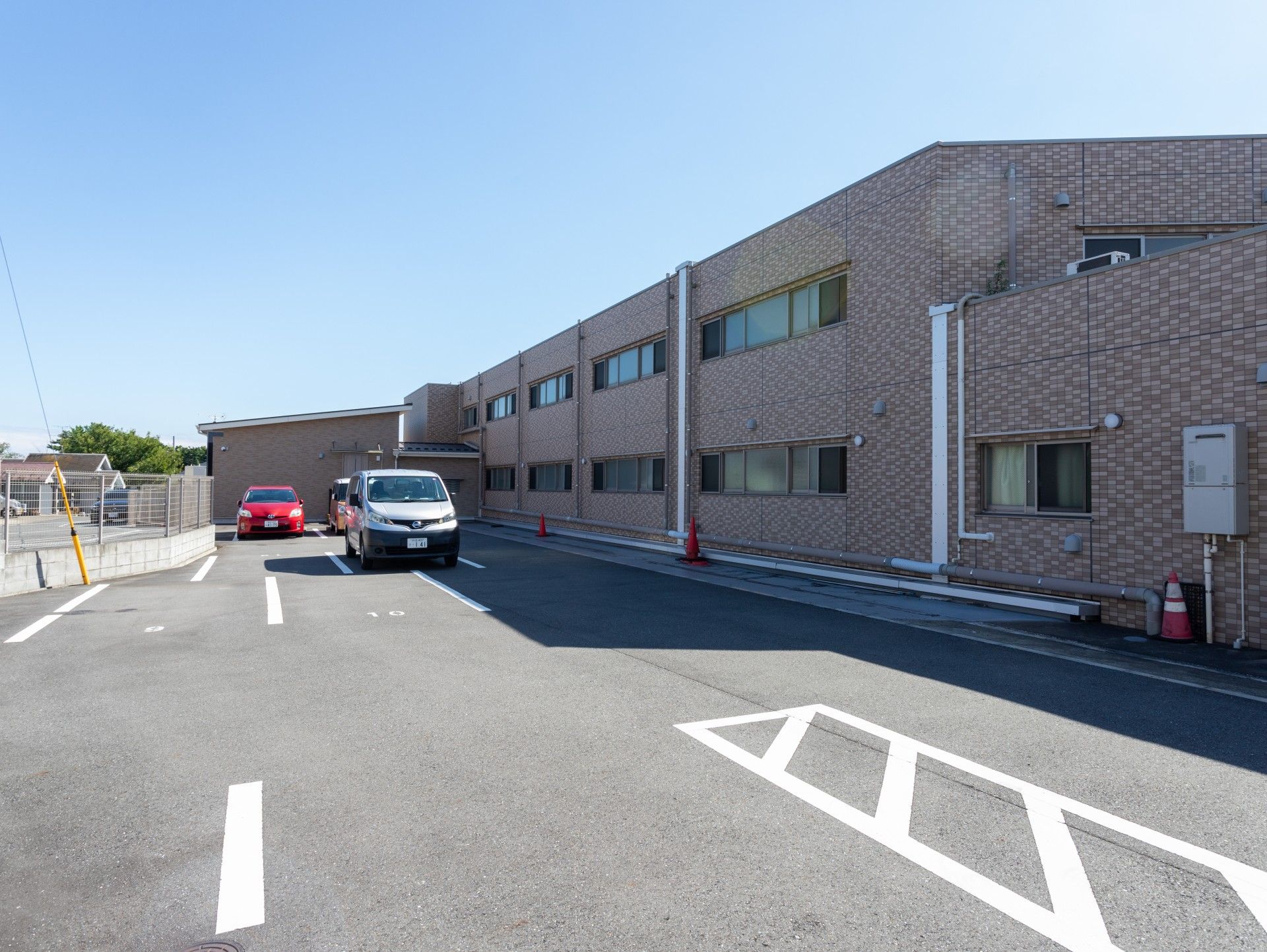 広々とした駐車場の施設