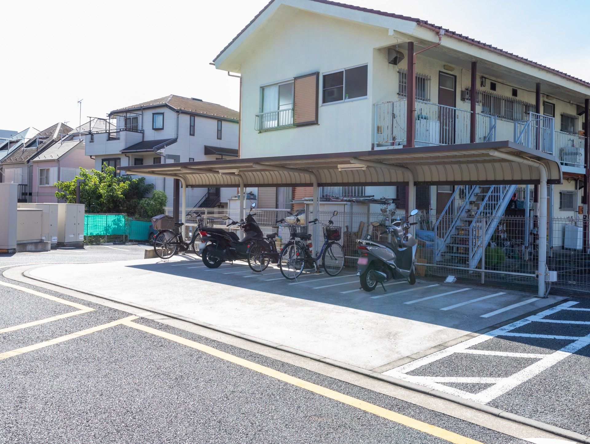 駐輪場付きの建物入口