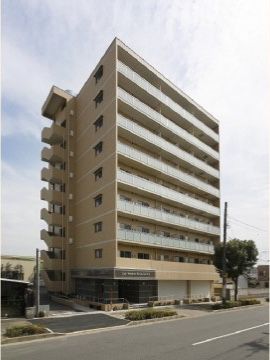 大きな道路沿いに建つビル