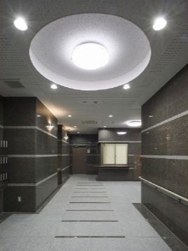 天井に丸いライトが付いた廊下