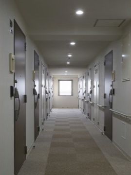手すりが設置された廊下