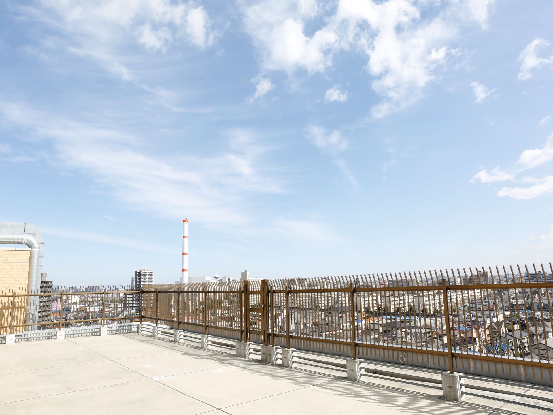 天気の良い日は、きれいな青空を望むことができる屋上。入所者のリフレッシュできる場所として最適である。
