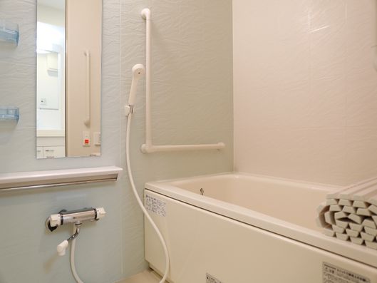手すりの付いた浴室