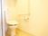 明るい洋式トイレには、手すりが設置されている。また、便器の前のスペースが広く取られており、スムーズな出入りに役立つ。