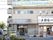 一般のマンションと変わりない外観となっている。入り口と3階のバルコニーには、施設の案内看板もあり、わかりやすい。