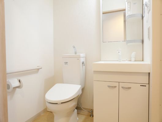 洋式トイレと洗面所