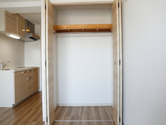 大きく扉が開くクローゼット