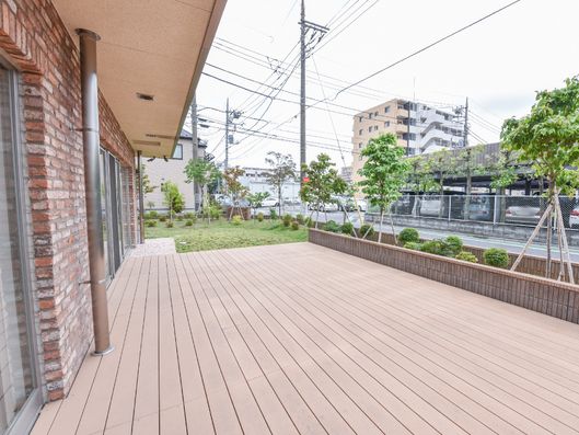 広々としたテラスを完備