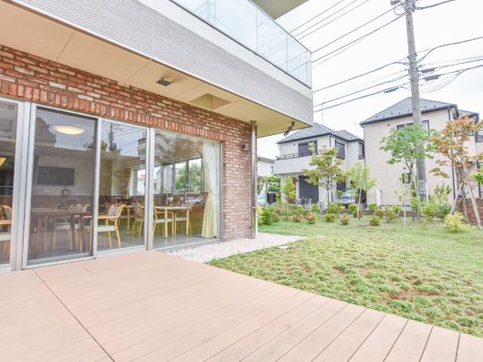 光が差し込む大きな窓