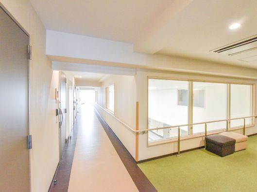 ちょっとした場所にも腰掛けを設置