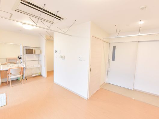 エアコン完備の白を基調とした部屋