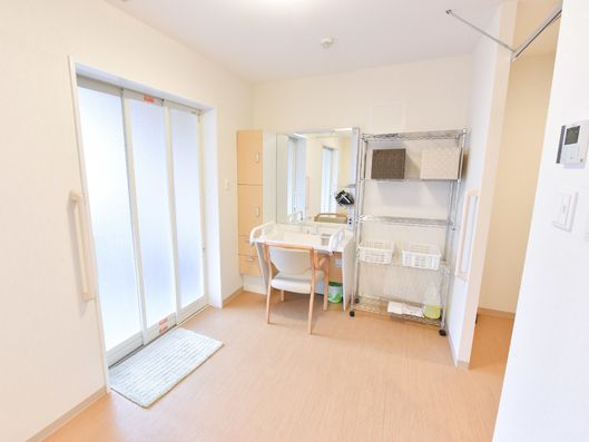 籠付きのラックに使いやすい化粧台