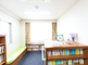 介護施設内の明るい図書コーナー