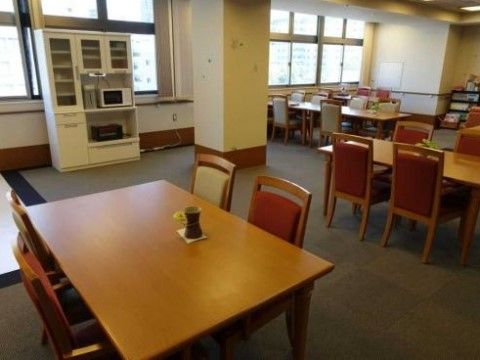 立ち座りの際に体を支えることができるひじ掛け付きの椅子が設置されたスペース